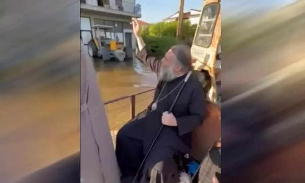 Τρίκαλα: Ο Μητροπολίτης Χρυσόστομος ευλόγησε τους πλημμυροπαθείς από την καρότσα τρακτέρ